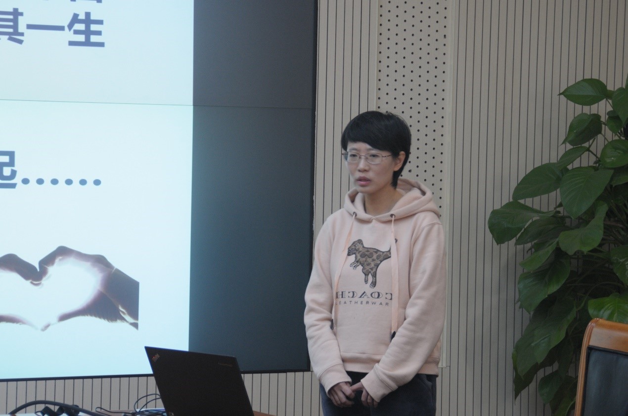 纳米中心生物室职工党支部支部书记赵颖作报告